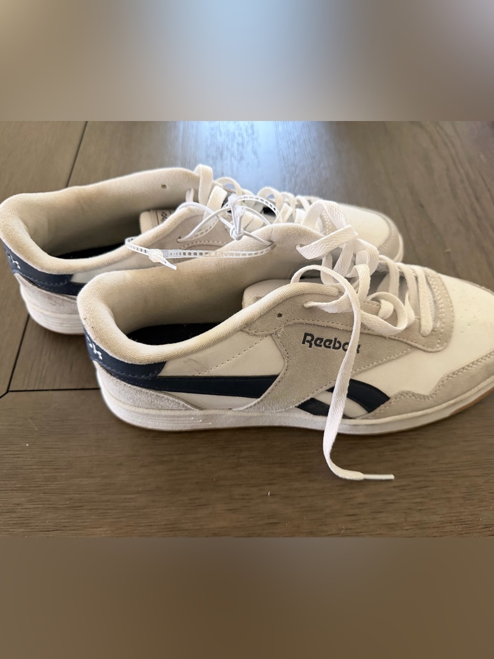 Mens Reebok White and Navy Low-Top Sneakers size 10.5